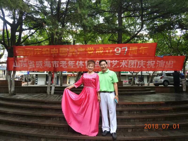 2021年7月1日庆祝建党百年华诞，我在威海市老年大学合唱团与老年体协团参加了多场文艺演出。文/编辑/制作：孙秀梅（图67）