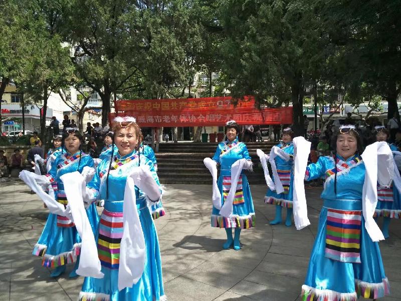 2021年7月1日庆祝建党百年华诞，我在威海市老年大学合唱团与老年体协团参加了多场文艺演出。文/编辑/制作：孙秀梅（图68）
