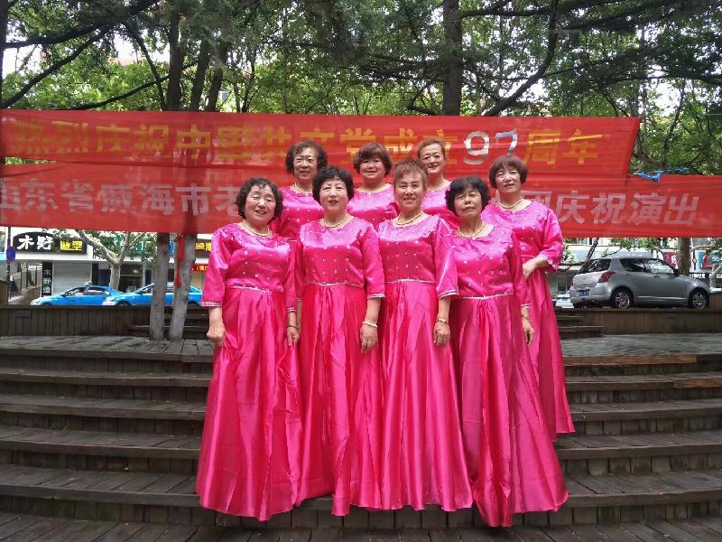 2021年7月1日庆祝建党百年华诞，我在威海市老年大学合唱团与老年体协团参加了多场文艺演出。文/编辑/制作：孙秀梅（图55）