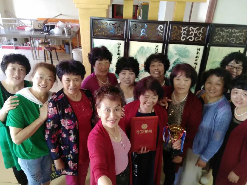 2021年7月1日庆祝建党百年华诞，我在威海市老年大学合唱团与老年体协团参加了多场文艺演出。文/编辑/制作：孙秀梅（图48）