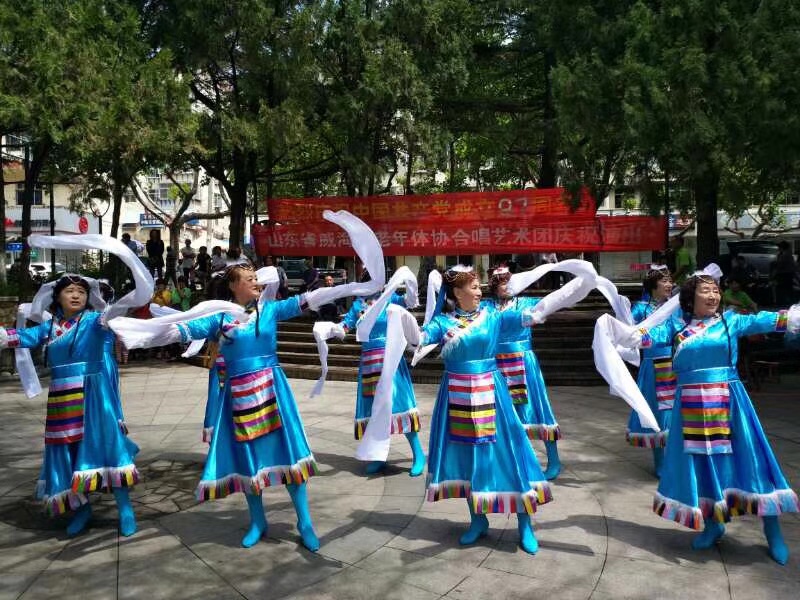 2021年7月1日庆祝建党百年华诞，我在威海市老年大学合唱团与老年体协团参加了多场文艺演出。文/编辑/制作：孙秀梅（图52）