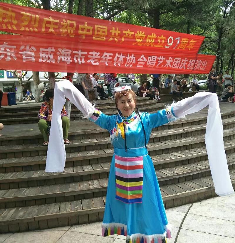 2021年7月1日庆祝建党百年华诞，我在威海市老年大学合唱团与老年体协团参加了多场文艺演出。文/编辑/制作：孙秀梅（图58）