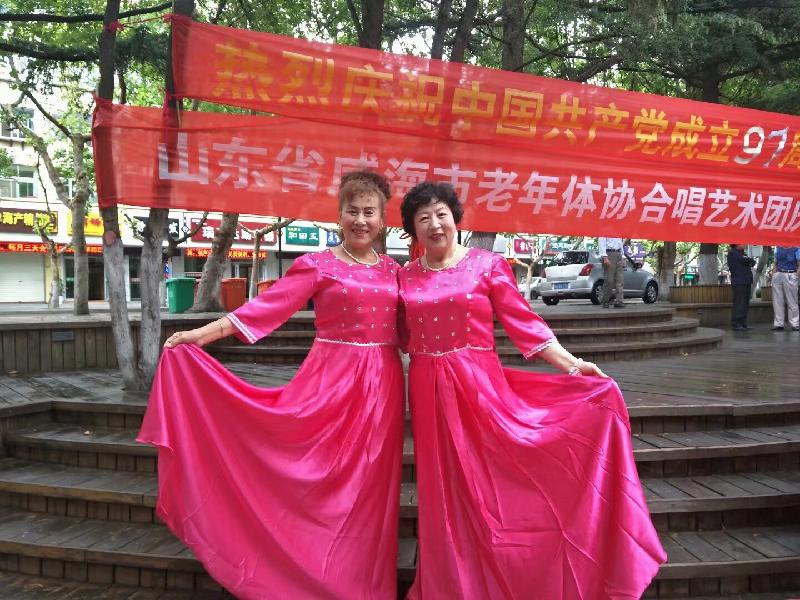 2021年7月1日庆祝建党百年华诞，我在威海市老年大学合唱团与老年体协团参加了多场文艺演出。文/编辑/制作：孙秀梅（图66）