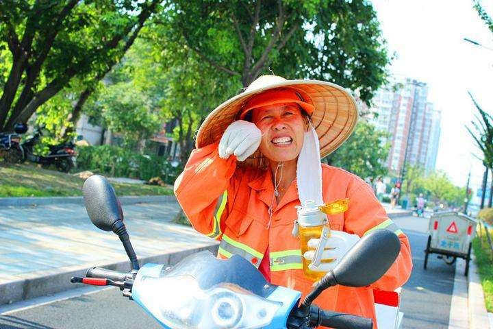《点赞环卫工诗词》城市美容师一一"环卫工
