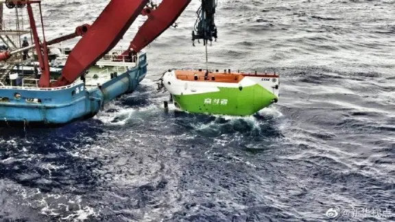 【 七绝：欢 呼 奋 斗 者 号    超万米深潜成功】文/丁志柏——江苏诗人