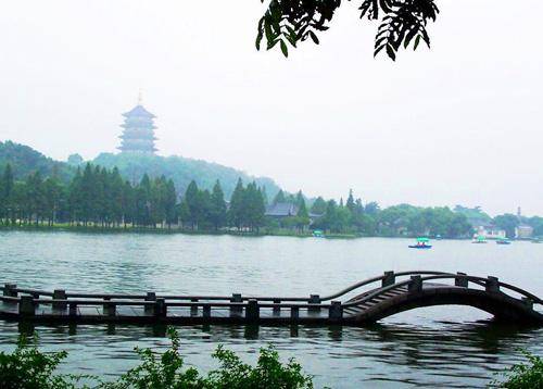 五絕夢境一一雨中游西湖(上平一東)