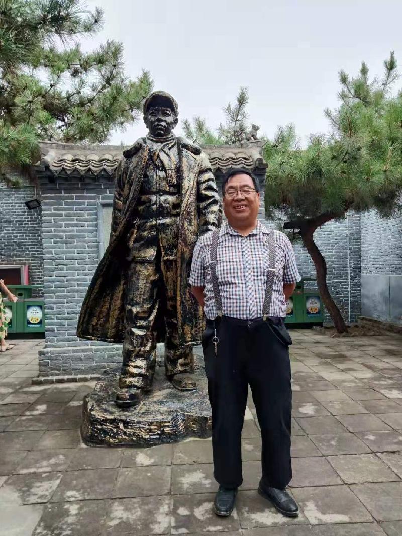 伫立在刘少奇雕塑旁 文‖夏峻(图3)