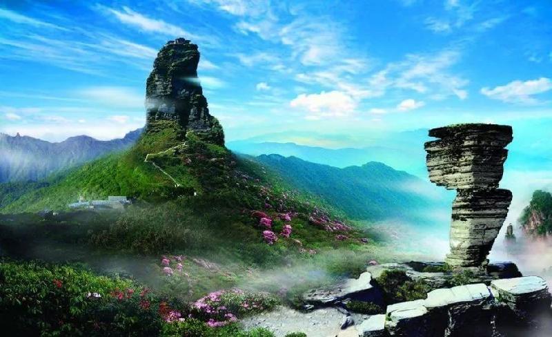 文丨九天揽月 孤峰山上有灵石 八间房大突兀立 高台将点千峰秀 金顶霞