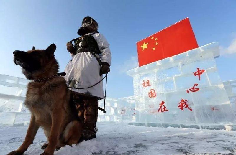 雪地里的战士图片