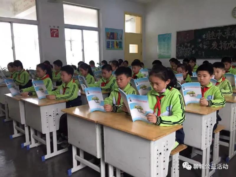 向建党100周年献礼!“温暖向阳·助力成长”关心下一代《中小学生安全科普画册》捐赠活动在聊城隆重举行(图10)
