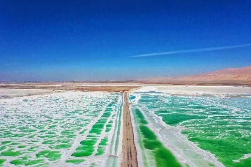 杨林: 大柴旦翡翠湖景观