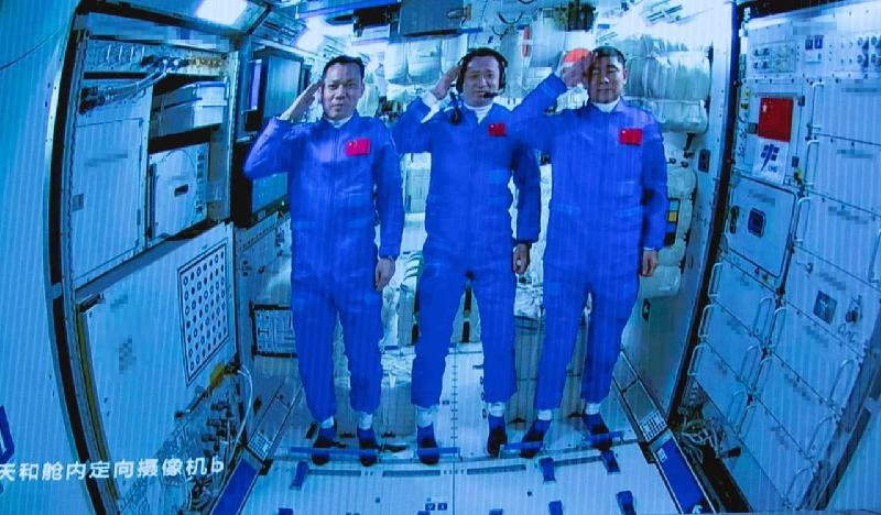 【新山东文学社】贺神舟12号飞船发射和对接成功 十二诗人诗词佳作合辑(十五首)(图16)