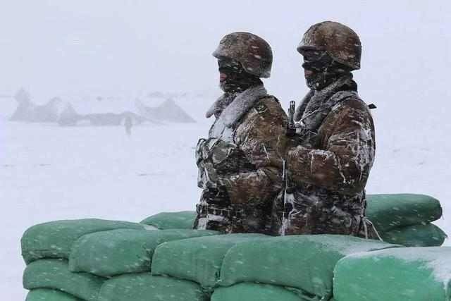 边防战士冻成雪人图片