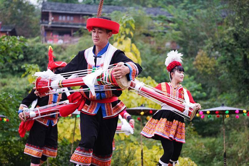 雲海摩天逢靚女,龍鬚河岸看龍舟. 作登嗩吶銅鑼鼓,勁舞甜歌把客留.