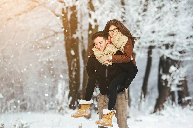 大雪图片情侣在雪中图片