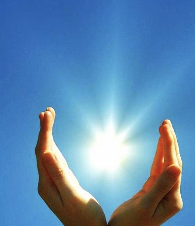 举起双手托起太阳图片图片