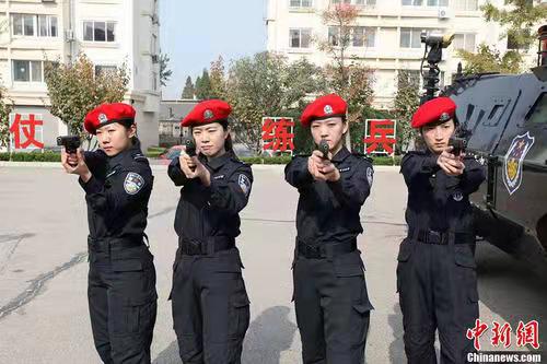 赞女子特警队 作者:戴建中