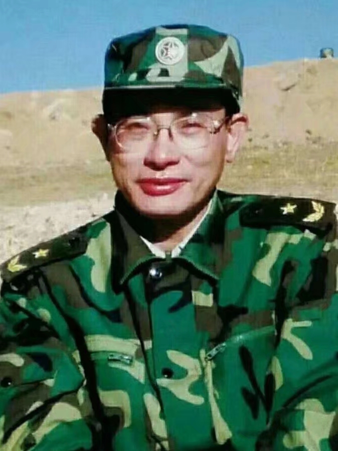 阿丽朗诵中国著名诗人、少将吴传玖发表于《解放军报》作品《日子把爱,打磨成了金子般的记忆》