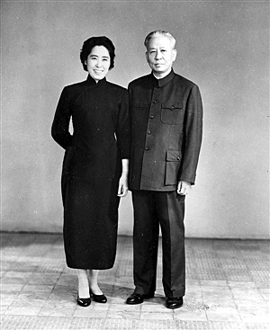 伫立在刘少奇雕塑旁 文‖夏峻(图6)