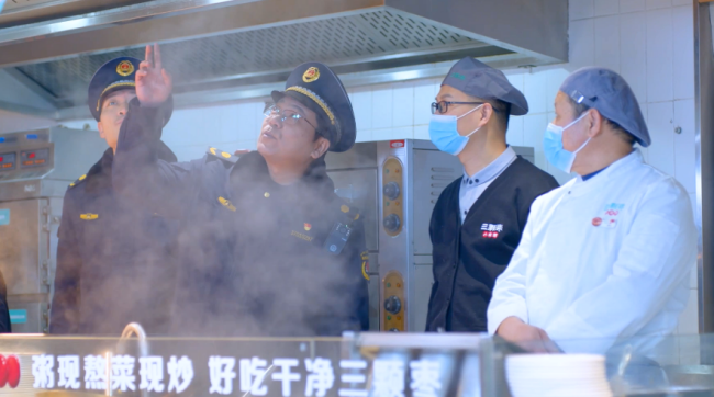 温暖城管:让“柔性执法”彰显法治温度! 济南城管“三度”执法经验登上《中国建设报》(图5)