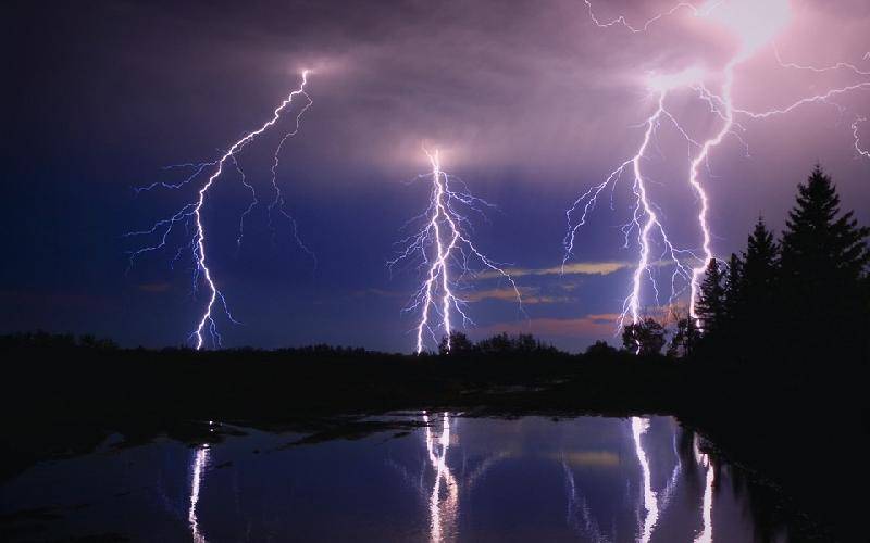 电闪雷鸣倾盆大雨图片图片