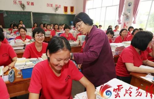 张继燕 · 宣海生倾情演绎喻灵芝作品：守望初心 大爱担当——写给张桂梅｜海外头条（图2）