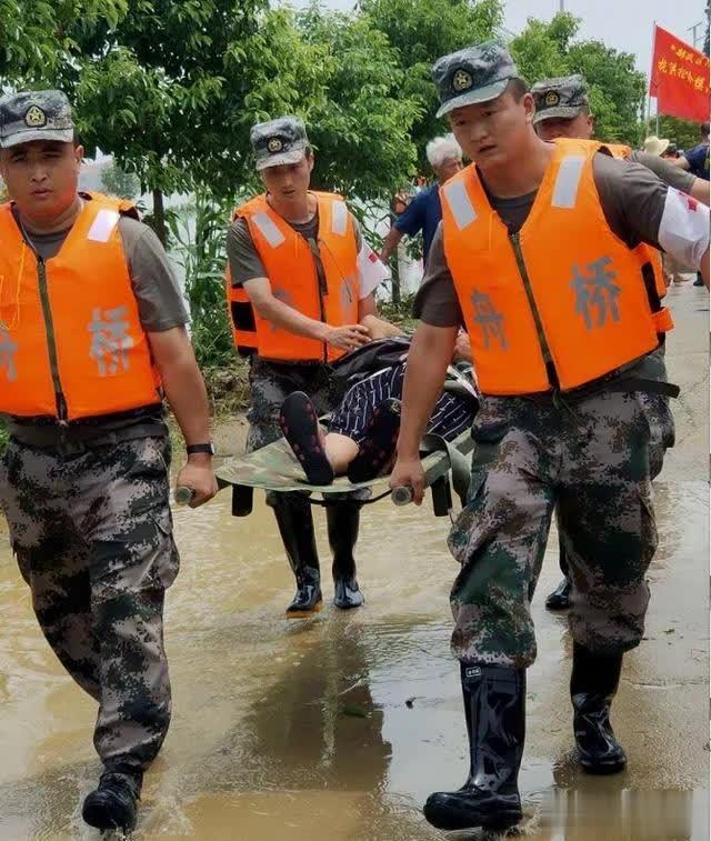 洪都起义动乾坤,弹雨枪林铸战神。(图30)