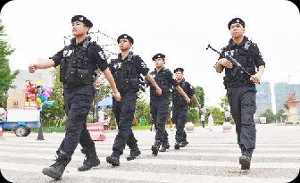 山谷幽兰老师倾情演绎周峰老师的作品:我的巡特警好兄弟|海外头条(图6)