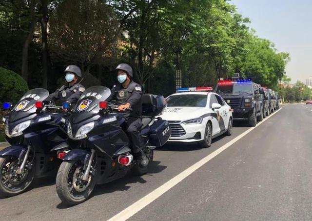 山谷幽兰老师倾情演绎周峰老师的作品:我的巡特警好兄弟|海外头条(图2)
