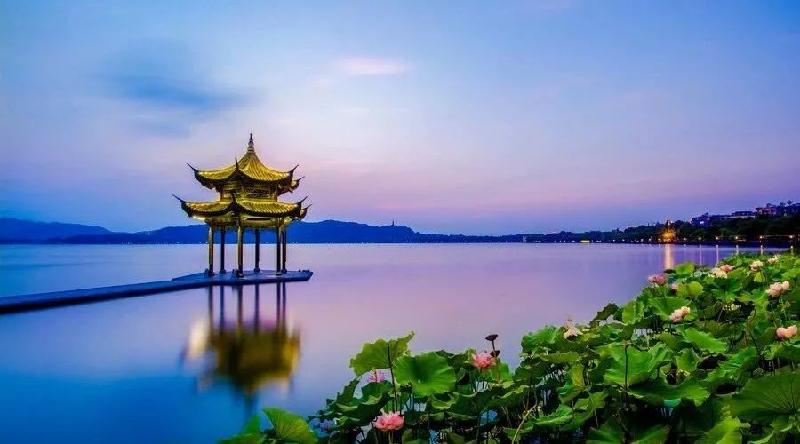 远方的鹰诗歌欣赏,金牌主播山涧红枫,诵读:编辑宋梅【中国长江文学社】有声文学平台第2700期(图7)