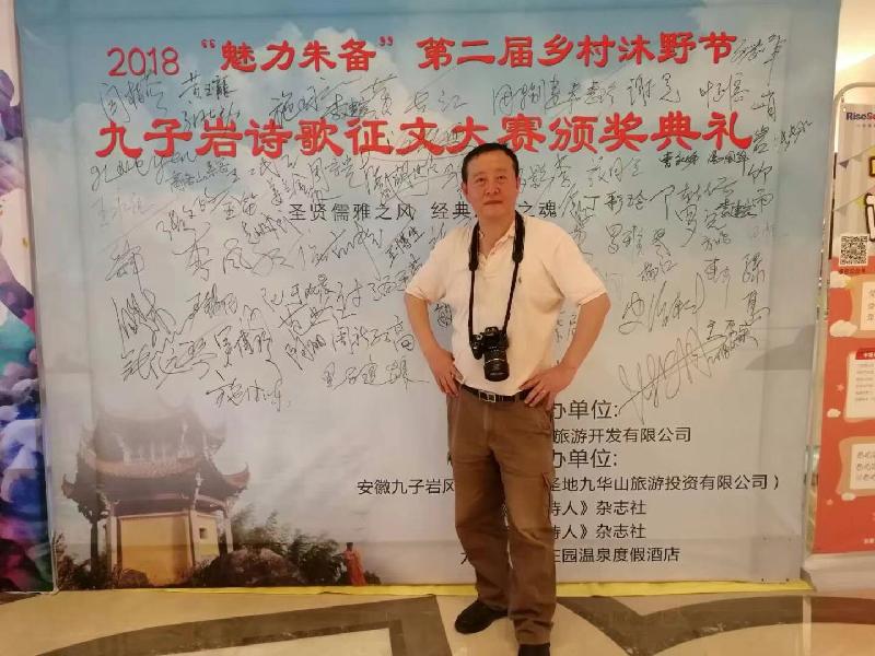 中国著名朗诵艺术家瞿弦和朗诵当代著名诗人杨生博作品《西班牙斗牛场》(图3)