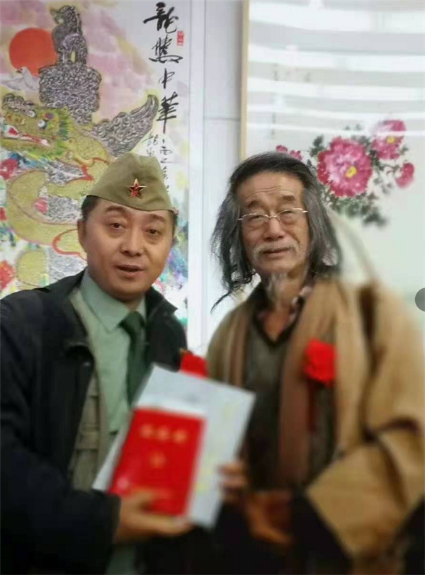 著名书画家萧宽为军品大王李长东签名合影,支持红色收藏事业(图10)