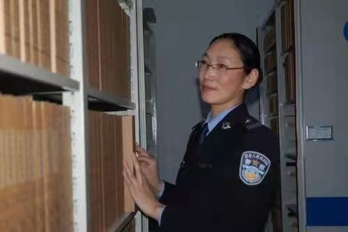 茅耘老师倾情演绎周峰、吴晓路老师的作品：旧墨故纸洇芬芳—致兰台女警｜海外头条（图5）