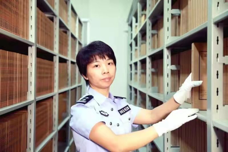 茅耘老师倾情演绎周峰、吴晓路老师的作品：旧墨故纸洇芬芳—致兰台女警｜海外头条（图6）
