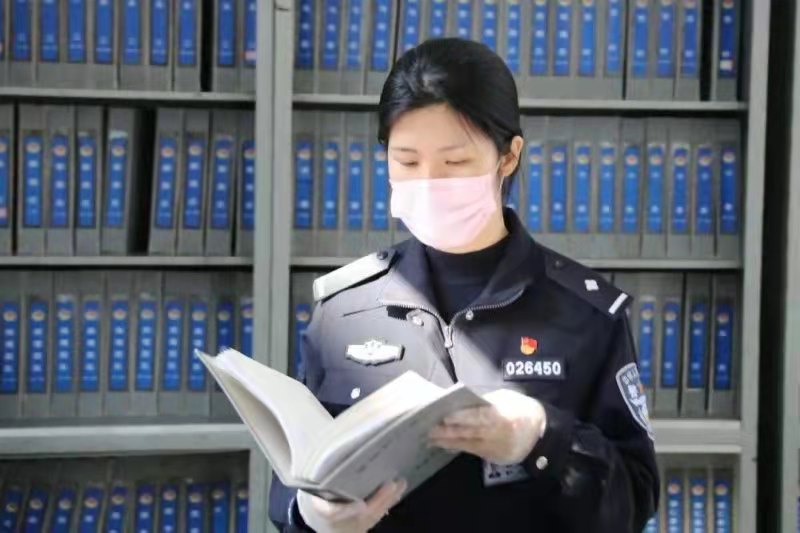 茅耘老师倾情演绎周峰、吴晓路老师的作品：旧墨故纸洇芬芳—致兰台女警｜海外头条（图4）