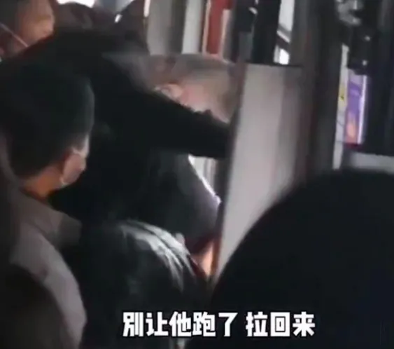 【中国🇨🇳新闻诗文网】西安地铁事件调查公布：请给那个被扒光的女孩穿一件体面的衣服（图5）