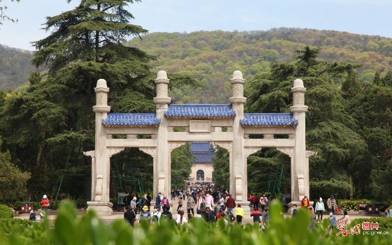 纪念辛亥革命110周年 拜谒南京中山陵（新韵）文/山月（吉林）（图2）