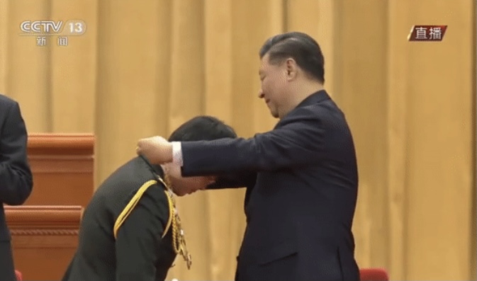 赞“人民英雄”陈薇将军（叙事散文诗）作者丁培恭｜海外头条（图9）