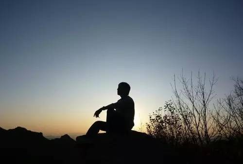 李启明诗歌《我的孤独》欣赏，金牌主播月儿诵读，编辑：宋梅【中国长江文学社】有声文学平台第2782期（图8）