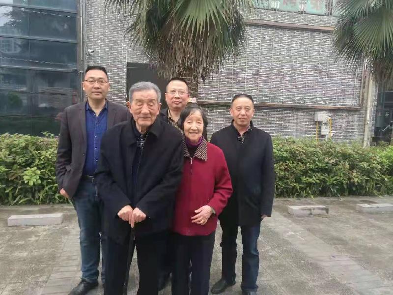 罗中兴诗歌《四十年同学会召集令》金牌主播老革命诵读编辑宋梅【中国长江文学社】有声文学平台第2794期(图10)