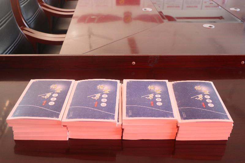 大渡口中学老校友向母校捐赠图书(图3)