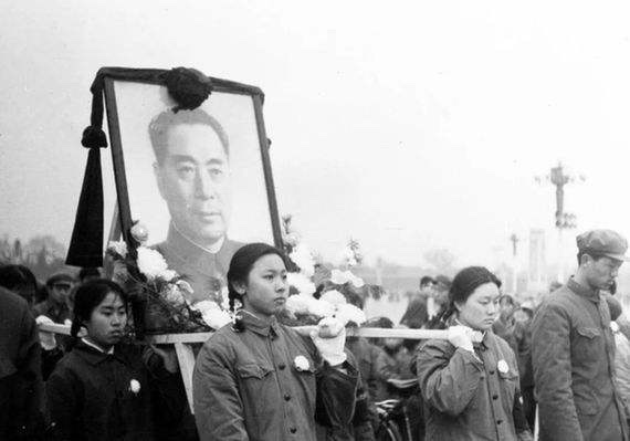 辽宁百运娇子朗诵艺术团倾情演绎静水流深的作品：周恩来颂｜海外头条（图9）