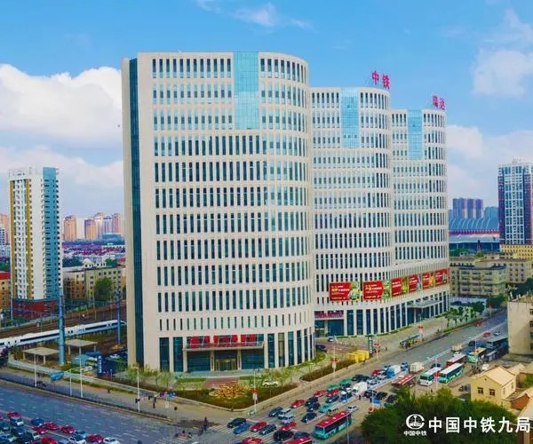 合诵：篁竹谨老师和韩英老师倾情演绎风行者老师的精品佳作：向前进，实现新梦想｜海外头条（图2）