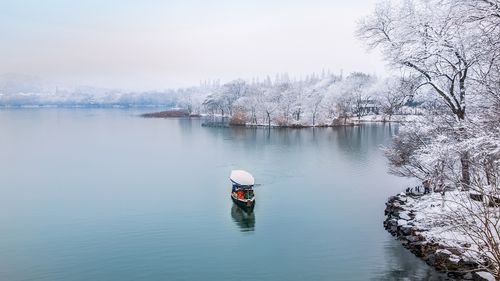 【苏河清音】杨立新/《雪落杭州静无声》诵读/冬日艳阳 上海头条【第639期】（图2）
