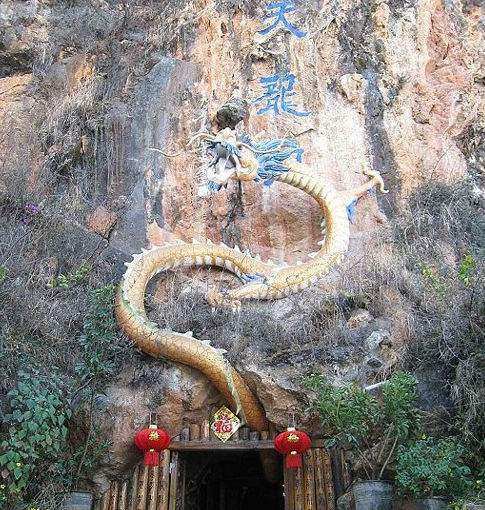 诗城济南·山水:梁骞//腾蛟得春水,一声长哮群湍涌;起凤开新元,万里贯虹遍野青。