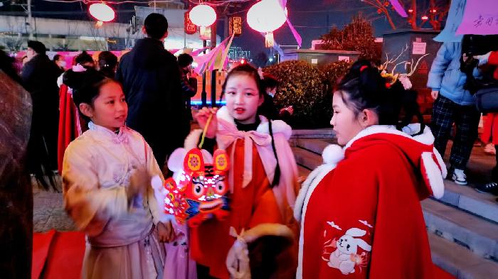 河南许昌：穿上汉服闹元宵——许昌市汉服文化交流协会元宵节之夜（图17）