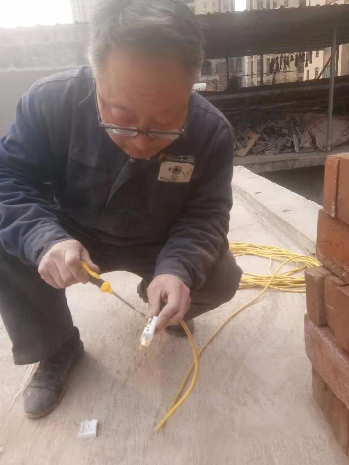 黄师傅颂 文/屈彦红（河南.西峡）京津沪头条文学平台发布
