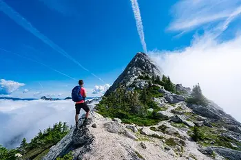 何山海《登山》诵/玉华