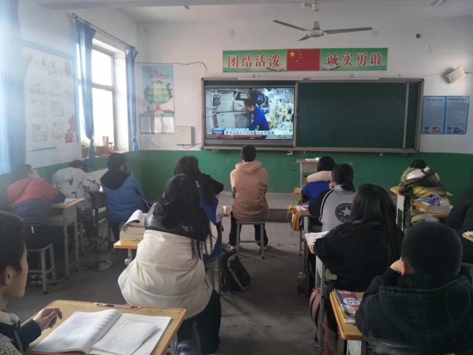 南和区贾宋镇第一中学观看“天宫课堂”||文/候晓科(图2)