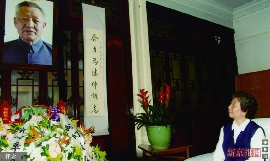 【缅怀老一辈革命家】李建印将军//拜谒习老陵（图2）